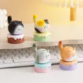 Süßes drehbares Katzen Dekospielzeug mit Kuchenständer Schreibtisch Deko Variante Stil. - Vier Katzen (Paket A)