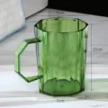 Groene transparante kunststof mondspoelbeker met modern geometrisch design, 8x10cm - Edelsteengroen