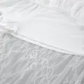 Dettaglio gonna midi in pizzo bianco, tessuto trasparente e design con volant. - Taglia S / Pantaloni e gonne / Bianco