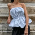 Hellblaues trägerloses Oberteil für Damen, stilvolles Sommer Top mit Ballon-Saum und Falten. - S / Oberteile / Hellblau
