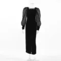 Detalle de vestido de terciopelo negro con mangas abullonadas y abertura delantera. - S / Vestidos / Negro