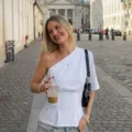 Λευκό ασύμμετρο πλεκτό T-shirt με έναν ώμο γαλλικού στιλ για γυναίκες μόδα streetwear. - S / Λευκό