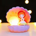 Lámpara nocturna de concha niña resina bonita decoración dormitorio con esfera de luna. - Estilo Capa Roja / Lámpara de Estrellas