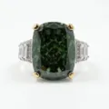 Anello di lusso con taglio cuscino verde smeraldo, pietre baguette e griffe a cuore dorate - Taglia 6 / Verde Smeraldo Fiore di Ghiaccio