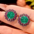 Nahaufnahme von luxuriösen Vintage-Ohrringen mit grünem Stein und rosa Kristall-Halo-Design. - Schwarzgold Paraiba Grün Ohrstecker