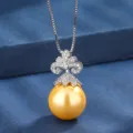 Meravigliosa collana con ciondolo di perla dorata e diamanti scintillanti su raffinata catena. - Collana con ciondolo / Oro