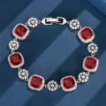 Vista dettagliata del lussuoso bracciale vintage in cristallo rosso con diamanti brillanti. - Stile Rubino Rosso (17cm)