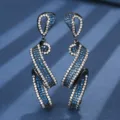 Elegantes pendientes largos pavimentados con circonitas azules y blancas brillantes. - Pendientes largos colgantes
