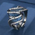 Exquisito anillo de onda chapado en oro negro con circonitas cúbicas azules y blancas. - Anillo abierto