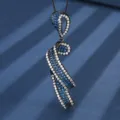 Collar con colgante de cinta chapada en oro negro, vista cercana de piedras azules y blancas. - Colgante con cadena