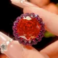 Wunderbares Detailbild eines luxuriösen orange-roten Cluster-Rings mit funkelndem Feuer. - Ring / Schwarzgold Orangerot Ring
