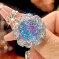 Auffälliger großer Blumen-Cocktailring mit irisierendem, farbverlaufenden Edelstein. - Einzelner Ring / Hauptstein 16x16mm / Hellblau