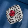 Detailaufnahme des Vintage geometrischen Statement-Rings mit rotem Rubin und Pavé-Kristallen. - Ring