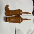 Brauner Plastik-Cowboystiefel-Becher mit Strohhalm und Deckel für Western-Party-Dekor. - Braun