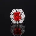 Splendido anello cocktail con pietra rossa e luminoso alone floreale in zircone lucido. - Anello / arancio-rosso