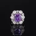 Dettaglio splendido di un anello con gemma viola taglio cuscino e alone di zirconi lucidi. - Anello / Blu Reversibile