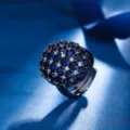 Anello pavé placcato oro nero con zaffiri blu simulati. Squisito scatto di dettaglio. - Anello (ZS687) / Blu