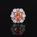 Stupendo anello con pietra rosa taglio cuscino e dettaglio di alone di cristallo luminoso. - Anello / rosa arancio