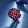 Splendido anello placcato in oro nero con un gruppo vibrante di gemme rosse e bianche. - Anello (ZS687) / Rosso