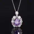 Splendida collana con ciondolo in pietra viola e alone floreale di zirconi bianchi luminosi. - Collana con ciondolo / Blu Reversibile
