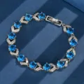 Primo piano dettaglio del bracciale argentato vintage con pietre blu rotonde e cristalli. - 17cm / Spinello Blu 119 (Blu)