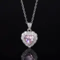 Wunderschöne rosa Herz Kristall Anhänger Halskette mit glitzerndem Zirkonia Halo und Kette. - Rosa Herz-Anhänger Halskette Nur (Ohne Ohrringe)