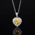 Herzförmige gelbe Edelstein-Halskette mit funkelndem Kristall-Halo und silberner Kette. - Eisschliff Gelb Diamant Halskette