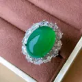 Grüner Chalcedon Oval Ring Halo Zirkonia Luxus Silber Ring Schmuck Präsentation - Grüner Chalcedon-Ring