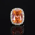 Detail van een luxe kussengeslepen oranje edelsteenring met briljanten en diamantkrans. - Padparadscha Ring