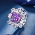 Primo piano dettagliato di un anello floreale con una splendida pietra viola. - Anello / Viola