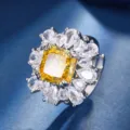 Meraviglioso anello di cristallo quadrato giallo con design floreale scintillante. - Anello / Giallo