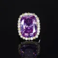 Nahaufnahme des luxuriösen Kissen-Schliff lila Edelsteinrings mit funkelnden Umrandungssteinen. - Ring / Lila Ring