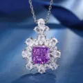 Dettaglio in primo piano della collana con ciondolo in zircone viola taglio principessa e argento. - Collana / Viola