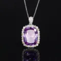 Luxuriöse Halskette mit Kissen-Schliff violettem Edelstein Anhänger und funkelnder Einfassung. - Halskette mit Anhänger / Lila Anhänger Halskette