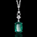 Détail de collier pendentif en pierre précieuse verte luxueuse avec des diamants scintillants. - Pendentif Émeraude Avec Chaîne Polyvalente