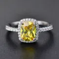 Primo piano di un anello vintage con diamante giallo simulato a cuscino e pavè scintillante. - n.5 / Stile Zirconia Gialla
