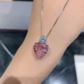 Wunderschöne herzförmige rosa Diamant-Halskette mit glänzender Silberkette und funkelndem Stein. - Halskette mit Anhänger