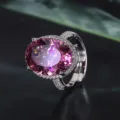 Gros plan détaillé d'une grande bague en pierre précieuse rose ovale avec halo pavé et anneau fendu. - Bague Rose Séchée Taille Nid d'Oiseau