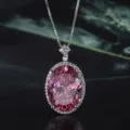 Détail de gros plan exquis d'un superbe collier pendentif en pierre précieuse rose ovale. - Pendentif Rose Séchée Taille Nid d'Oiseau Avec Chaîne