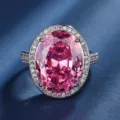 Primo piano dettagliato di uno splendido anello con gemma rosa ovale e brillante alone bianco. - Stile Rosa (ZS547) / Anello Rosa