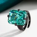 Anello statement oro nero con gemma verde taglio radiante gioielli di lusso eleganti - Anello / Oro Nero Verde Paraiba