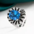 Vue détaillée de la bague créative avec pierre précieuse bleue et émail noir étincelant. - Spinelle Bleue (Pierre Principale 10*12) / Bleu