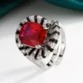 Gros plan d'une bague créative à pierre rouge carrée avec des strass étincelants et chic. - Corindon Rouge (Pierre Principale 10*12) / Rouge