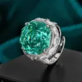 Primo piano dettagliato di un anello glamour con pietra verde e zirconi scintillanti. - Argento Placcato Platino / Verde Paraiba