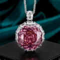 Squisita collana con pendente in pietra rosa taglio rosa e brillanti cristalli bianchi. - Collana con Ciondolo Oro Bianco / Rosa Antico
