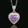 Atemberaubende herzförmige lila Diamant Anhänger Halskette mit doppelten Pavé Detailansicht. - Eisschliff Lila Strass Anhänger Mit Kette