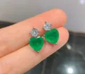 Elegantes pendientes de boton de esmeralda verde en forma de corazon con circonita. - Pendientes de botón / Verde esmeralda