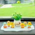 Süße gelbe Enten Auto Armaturenbrett Dekoration Set mit Anti-Rutsch-Matte und Topfpflanze. - 6 Trend-Enten + Weiße Glücksfrucht + Blaue Wolkenmatte