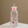 Transparente Glas-Wasserflasche mit Strohhalm und rosa Deckel sowie bunten Mustern für Alltag. - 700ml / Herz und Stern Skizzen