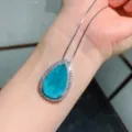 Collana con pendente a pera in tormalina Paraiba simulata e zirconi cubici luminosi - un solo ciondolo, senza catena / Blu Paraiba
